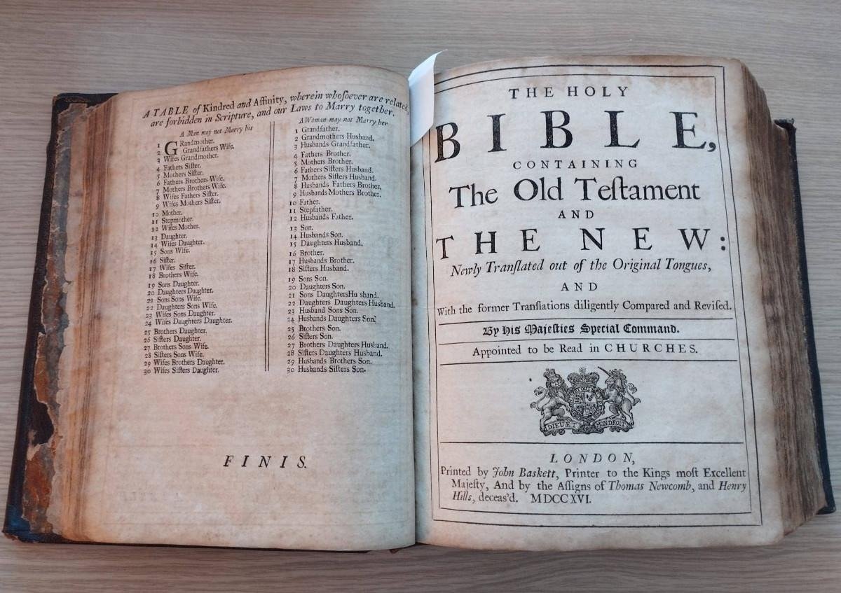 The Book of Common Prayer – 1717 – libro antiguo