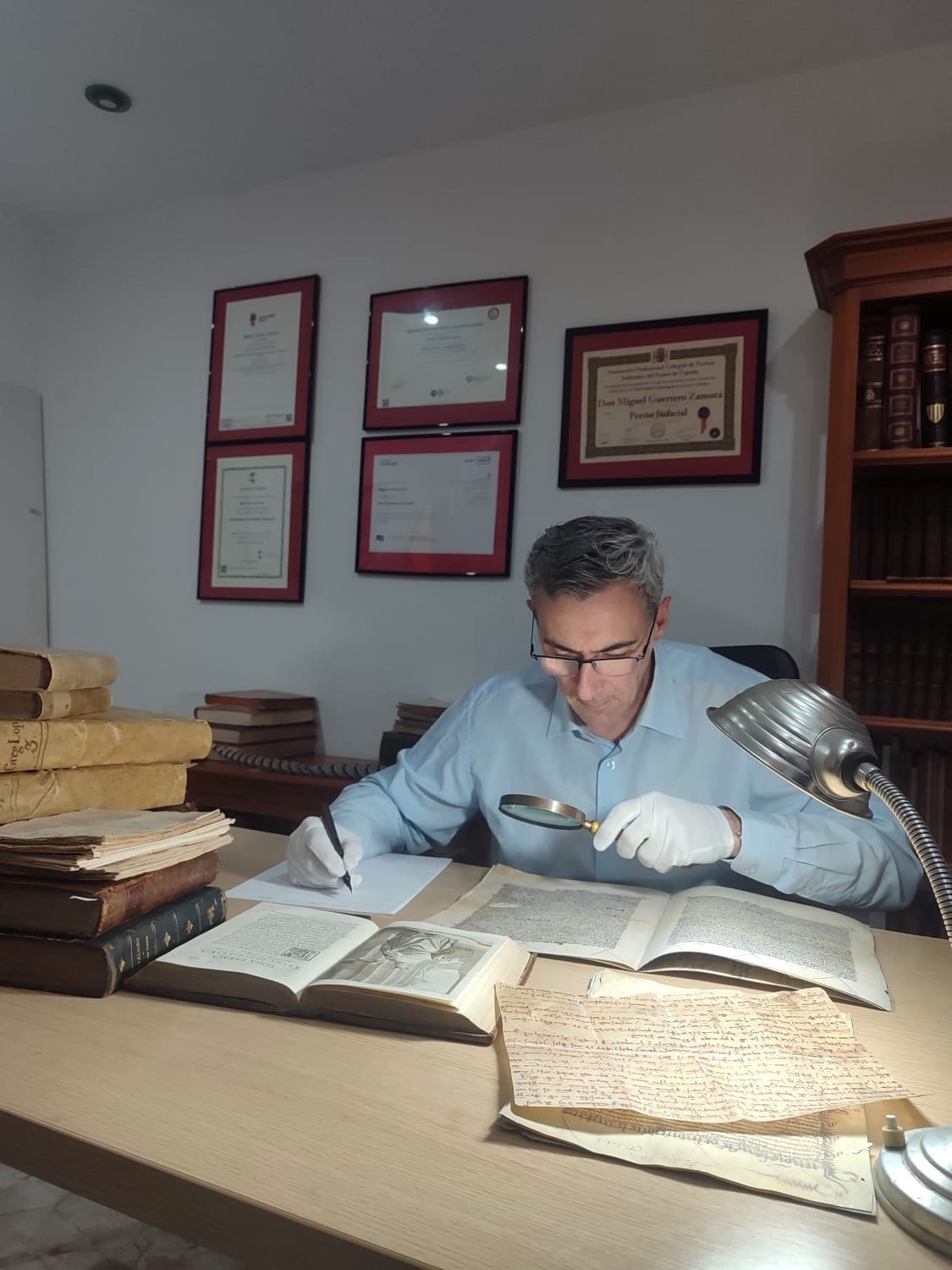 Miguel Guerrero examinando un libro antiguo